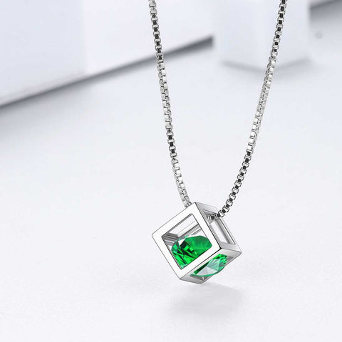 Collar con colgante de esmeralda de mayo con piedra natal de cubo 3D, joyería para mujeres y niñas, regalo de cumpleaños