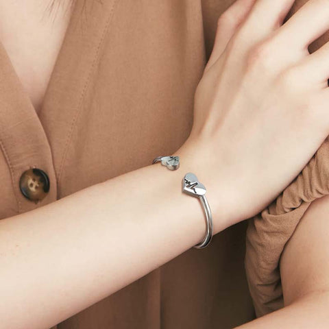 Pulseira feminina com punho aberto e coração, joia de aço inoxidável