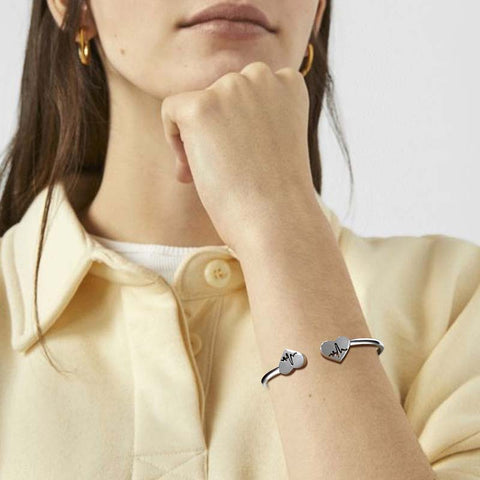 Pulseira feminina com punho aberto e coração, joia de aço inoxidável